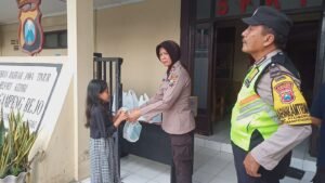 Wujud Syukur Dan Kepedulian Di Bulan Ramadhan,Polsek Gampengrejo Bagikan Takjil Gratis