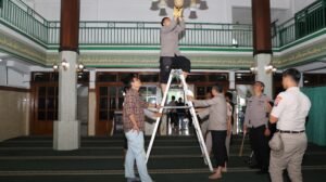 Baksos Polri Presisi Polresta Malang Kota Bersama Mahasiswa Bersihkan Masjid Hingga Beri Bantuan Sembako