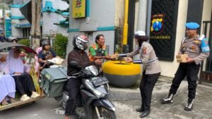 Sat Lantas Polres Kediri Bagikan Takjil Gratis Sambil Berikan Edukasi Himbauan Tertib Berlalu Lintas Pada Masyarakat