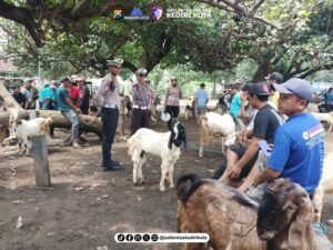 Unit Kamsel Satlantas Polres Kediri Kota Gelar Sosialisasi Keselamatan Berkendara di Pasar Hewan