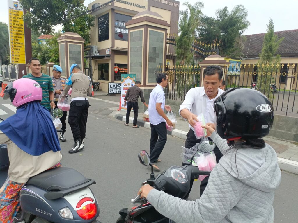 Semangat Ramadhan, Polres Kediri Kota Berbagi Takjil Pada Masyarakat Pengguna Jalan