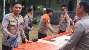Polri Turun Evakuasi Bantu Warga Korban Banjir di Bekasi dan Depok