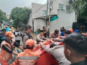 Polri-TNI Bagikan Makanan ke Warga Terdampak Banjir di Sawangan, Depok