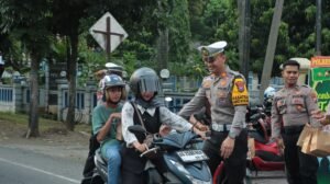 Berkah Ramadan, Polres Nganjuk Bagikan Ratusan Paket Takjil untuk Pengguna Jalan