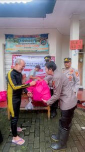 Cerita Kapolsek Pesanggrahan Evakuasi Warga Banjir yang Terjebak dari Lantai Dua