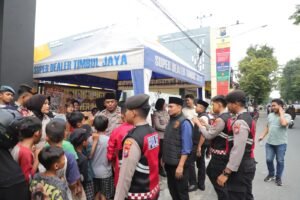 Polres Kediri Sampaikan Himbauan Kamtibmas Saat Bagi Takjil Gratis Pada Masyarakat
