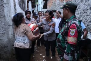 Polwan Terjun ke Kebon Jeruk, Serahkan Snack hingga Sembako ke Warga Terdampak Banjir