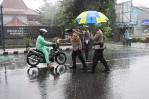 Polres Kediri Kota Bagikan Takjil Gratis, Ajak Warga Berlomba Dalam Kebaikan di Bulan Ramadhan
