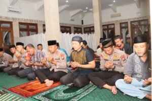 Kapolres Kediri Kota Melaksanakan Sholat Tarawih Berjamaah Bersama  Masyarakat Di Masjid Baiturahim