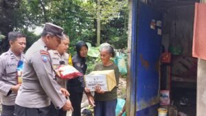 Polres Kediri Berikan Paket Sembako Pada Lansia Wujud Kepedulian Terhadap Warga
