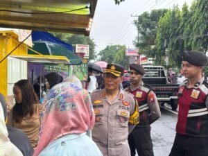 Wakapolres Kediri Kota Bersama Anggota Kawal Keamanan dan Kelancaran Ngabuburit