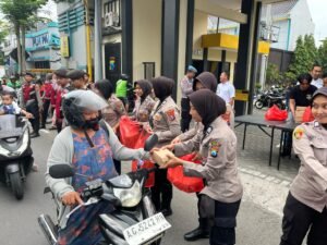 Polres Kediri Bagikan Ratusan Takjil Gratis ke Masyarakat