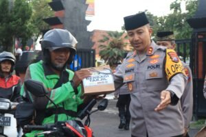 Maknai Berkah di Bulan Ramadan, Kapolres Kediri Kota  Berbagi Takjil Kepada Pengguna Jalan