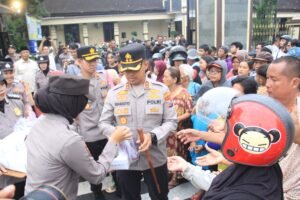 Maknai Berkah di Bulan Ramadan, Kapolres Kediri Kota  Berbagi Takjil Kepada Pengguna Jalan