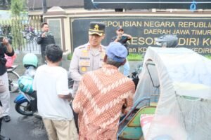 Kapolres Kediri Kota Bagikan Takjil untuk Masyarakat sebagai Wujud Kepedulian di Bulan Ramadhan