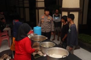 Makan Sahur Bersama Masyarakat Di Mapolres, Kapolres Kediri Kota Sampaikan Pesan Kamtibmas
