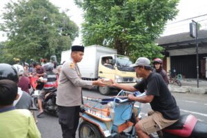 Kapolres Kediri Pimpin Pembagian Takjil Gratis, Warga: Polisi Makin Dekat dengan Masyarakat