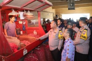 Kapolres Pelabuhan Tanjungperak Tinjau Sejumlah Pasar Pastikan Stok Bapokting Aman