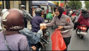 Sat Lantas Polres Kediri Berbagi Takjil Di Depan Mako Polres Kediri