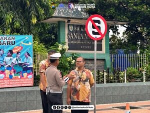 Satlantas Polres Kediri Kota Berikan Himbauan Keselamatan Berlalu Lintas di Depan SD Santa Maria