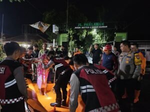 Polres Probolinggo Bersama BPBD Evakuasi Warga dan Berbagi Makan Sahur Saat Banjir di Krejengan