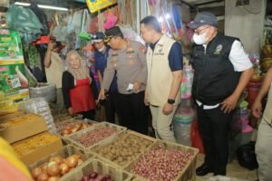 Tim Satgas Pangan Polda Jatim Sidak Pasar Wonokromo,Temukan Kecurangan Volume Minyak Goreng
