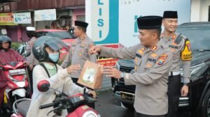 Berkah Ramadan, Kapolres Nganjuk dan Bhayangkari Bagikan Ratusan Takjil di depan Pos Pujahito