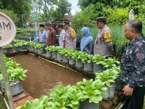 Kapolsek Warujayeng Tinjau Pemanfaatan Lahan Pekarangan Lestari di Pomosda