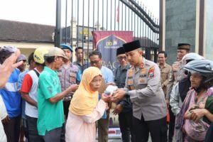 Pererat Sinergisitas Polri dan Media Kapolres Kediri Kota dan Wartawan Bagikan Takjil