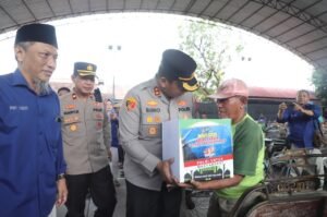 Polres Kediri Bersama PWI Bagikan 200 Bingkisan Lebaran Pada Tukang Becak Di Pare