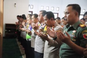 3 Polisi Gugur Tugas di Lampung, Polres Kediri Gelar Shalat Ghaib