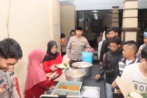 Makan Sahur Bersama Masyarakat Di Mapolres, Kapolres Kediri Kota Sampaikan Pesan Kamtibmas