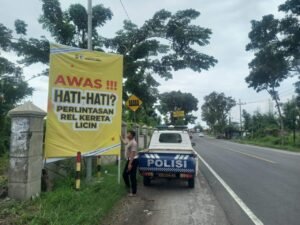 Mudik Aman, Keluarga Nyaman, Polres Nganjuk Pasang Rambu Peringatan dan Imbauan di Jalur Mudik