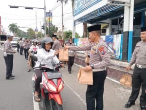 Polres Blitar Kota Bagikan Takjil Gratis Sambil Sosialisasikan Tertib Lalu Lintas