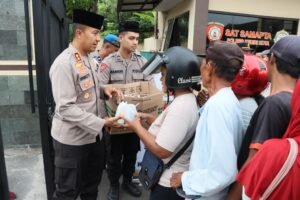 Berkah Ramadhan, Kapolres Kediri Kota Bagikan Takjil Gratis Kepada Warga