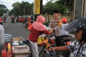 Polres Kediri Kota Berbagi Takjil Kepada Pengguna Jalan