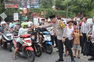 Polres Blitar Kota Kembali Bagikan Takjil Gratis Kali ini di Sekitar TMP Raden Wijaya Blitar