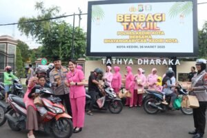 Kapolres Kediri Kota Bersama Bhayangkari Berbagi Takjil, Wujud Kepedulian di Bulan Ramadhan
