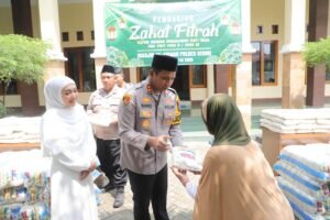 Polres Kediri Salurkan Ribuan Paket Zakat Fitrah kepada Masyarakat