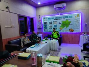 Kapolres Nganjuk dan Dandim 0810/Nganjuk Gelar Sahur On The Road, Pantau Arus Mudik via CCTV