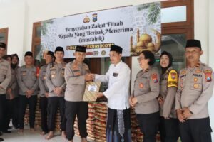 Polres Kediri Kota Salurkan Zakat Fitrah Kepada Yang Berhak Menerima Menjelang Idul Fitri 1446 H