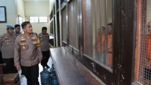 Kapolres Nganjuk Cek Ruang Tahanan, Pastikan Keamanan dan Beri Semangat untuk Tahanan