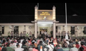 Berbagi Keberkahan Di Malam Mulia Penuh Kemenangan, Polisi Kota Kediri Bagikan 1.000 Paket Lebaran Untuk Warga