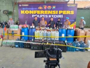 Polres Kediri Sita Ratusan Botol Miras Oplosan,Empat Pelaku Di Amankan