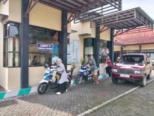 Bayar Pajak Kendaraan Kurang Dari 5 Menit Melalui Layanan Drive Thru Samsat Kediri Kota,Petugasnya Ramah Banget!!