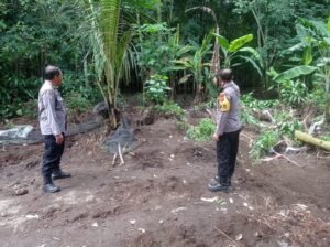Antisipasi Banjir Susulan, Kapolsek Plosoklaten Tinjau Lokasi Tanggul Jebol di Dusun Pulerejo