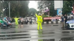 Kapolres Nganjuk Pimpin Penguraian Arus Balik di Simpang 4 Traffic Light Kertosono di Tengah Cuaca Ekstrem