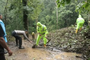 Gotong Royong Polisi Bersama TNI dan BPBD Tangani Longsor Pacet Mojokerto