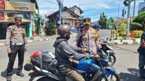 Pantau Arus Lalu Lintas Pasca Lebaran Hari Keempat, Kapolres Kediri Kota Turun Langsung Sapa Pemudik