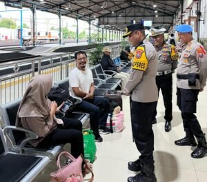 Pastikan Mudik Nyaman Kapolres Madiun Kota Pantau Keamanan di Stasiun Kereta Api